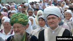 Тәлгать Таҗетдин һәм Равил Гайнетдин (у) Болгарда