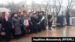 "Желтоксон окуяларынын" курмандыктарына арналган эстеликке гүл коюу. Алматы. 17.12.2016.