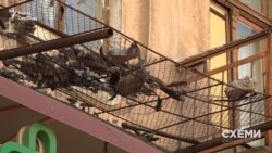 Його карниз величезними шматками обвалюється на тротуар