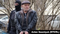 Крым татар саясатчысы Бекир Дегерменжи кармалган учур. Симферопол. 23.11.2017.