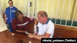 Бу елның август аенда мәхкәмә утырышы вакытында Ильми Умеровның кан басымын үлчиләр. Архив фотосы