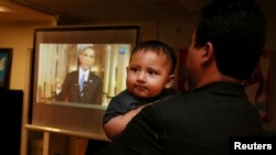 Обаманын кайрылуусун көрүп жаткан Кристиан Рамирез