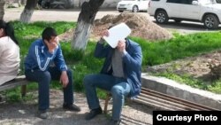 Люди, которые, как предполагается, раздавали деньги.