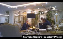 Captură de ecran din înregistrarea scursă în presă în iunie 2019, în care fostul președinte Igor Dodon (dreapta) pare să primească o pungă cu bani din partea fostului lider al PD, Vladimir Plahotniuc (al doilea din stânga), și asociatului acestuia, Serghei Iaralov.