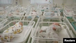 Dotarea maternităților și a secțiilor de neonatalogie cu echipamente medicale performante ajută la supraviețuirea copiilor născuți prematur.