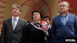 Убактылуу өкмөттүн мүчөлөрү Алмазбек Атамбаев, Роза Отунбаева, Өмүрбек Текебаев. Архив сүрөт.