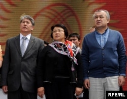 Алмазбек Атамбаев, Роза Отунбаева и Омурбек Текебаев. Май 2010 года.