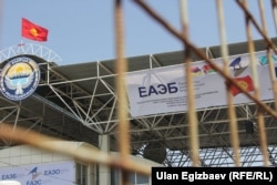 Кыргызстандын чек ара бекети.