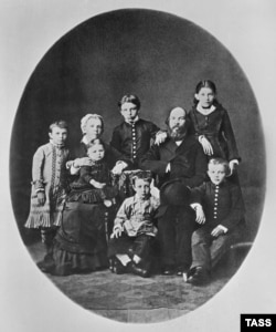 Володя Ульянов ата-энеси жана бир туугандары менен. 01.01.1879. 