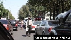 Көчөдөгү гезит сатуучу