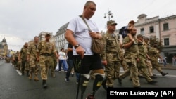 Учасник бойових дій, який втратив обидві ноги, захищаючи Україну від агресії Росії, під час «Маршу захисників». Київ, 24 серпня 2020 року