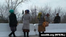 Самарканддын Каттакурган районунда жол боюндагы тосмолорду актап-сырдаган бюджеттик мекемелердин жумушчулары