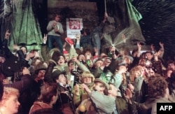 Чеська молодь святкує наближення Нового Року та обрання Вацлава Гавела президентом Чехословаччини. Прага, 31 грудня 1989 року