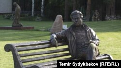 Чыңгыз Айтматовдун Ысык-Көлдөгү монументи.