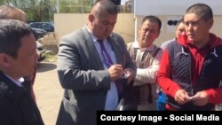 Доорбек Абдразаков (в центре)