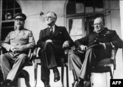 Тегеран жыйыны. Солдон оңго: И.Сталин, Ф.Рузвелт, У.Черчилл. 1943-жылдын 28-ноябры.