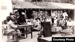 1935-1936 елларда Отуз авылындагы Киров колхозында кырымтатарлар Мәскәү, Петербур һәм Харьковка озатылучы йөзем һәм башка җиләк-җимешне салу өчен тартмалар ясый