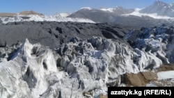 Кенден иштелип чыккан топурак мөнгүгө аралашып жатат