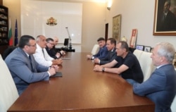 Непосредствено преди подписването на паметната бележка от Божков и Домусчиев, босовете на водещите футболни клубове бяха извикани на среща с Бойко Борисов, Младен Маринов, Сотир Цацаров и Иван Гешев в Министерския съвет, след която Гриша Ганчев заяви, че са се разбрали "да не се купуват мачове"