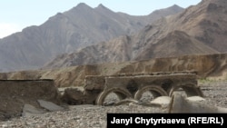 Советтик доордо курулган көпүрөнү сел алып кеткен экен, бир топ жерди суунун сайы менен жүрдүк.