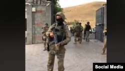 Алмазбек Атамбаевди кармоо операциясынан бир көрүнүш.