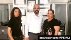 Мурат Эршахин түркмөнстандык мигранттар менен.