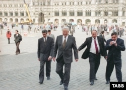 Ельцин и его силовики: начальник главного управления охраны РФ, комендант Московского Кремля Михаил Барсуков, начальник службы безопасности Президента Александр Коржаков и президент РФ Борис Ельцин (справа налево) во время прогулки по Красной площади, 1995 год