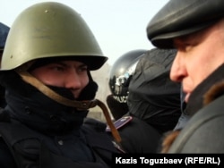 Лидер оппозиционной партии "Алга" Владимир Козлов (справа) разговаривает с полицейским. Актау, 21 декабря 2011 года.