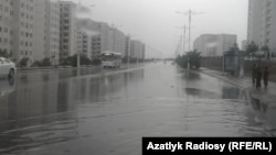 Ýagyşdan soň köçelerde suw üýşýär. Aşgabat 