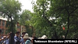 Садыр Жапаровдун сот алдындагы тарапкерлери