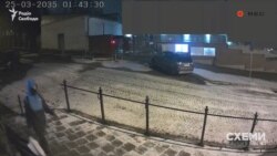 Перехожий іде з рюкзаком, у руці несе білий пакет – синій капюшон і маска ретельно приховують його обличчя