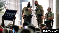 протест на поддржувачи на Доналд Трамп пред центар за пребројување на гласовите