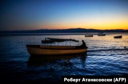 Një burrë duke lundruar me një varkë në Liqenin e Ohrit. Fotografi nga arkivi.