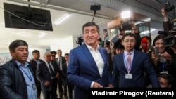 Сооронбай Жээнбеков на избирательном участке, 15 октября 2017 г.