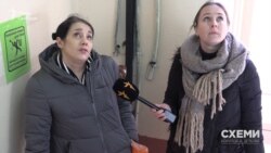 Мешканка будинку Оксана показує журналістам наслідки: «фактично мешканці третього поверху міняли кожен над собою»