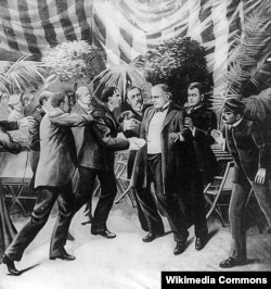 პრეზიდენტ უილიამ მაკკინლის მკვლელობა ლეონ ჩოლგოშის მიერ პანამერიკული გამოფენის დროს, 1901 წლის 6 სექტემბერს. მხატვ. დართ უოკერი