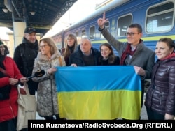 69-летний крымский журналист Радио Свобода Николай Семена (в центре) приехал в Киев после четырех лет запрета на выезд из Крыма. 19 февраля 2020 года