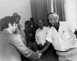 З колішнім прэм’ер-міністрам Ізраіля Арыэлем Шаронам у бытнасьць таго міністрам сельскай гаспадаркі, 1979 год