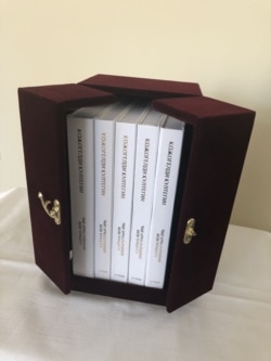 Акын Кожогелди Култегиндин китептери.