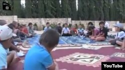 "Сирияға жиһад жасауға барғанын айтқан" адамдардың балалары. (YouTube видеосынан скриншот)
