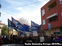 U delu javnosti se zastava Vojvodine percipira kao "ligaška zastava", misleći na regionalnu Lige socijaldemokrata Vojvodine: Protest pristalica LSV sa zastavama Vojvodine (novembar 2012.)