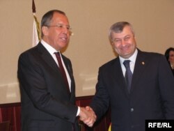 რუსეთის საგარეო საქმეთა მინისტრი სერგეი ლავროვი და სამხრეთ ოსეთის თვითაღიარებული რესპუბლიკის პრეზიდენტი ედუარდ კოკოითი