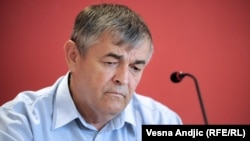 Bozhidar Deliq, gjeneral në pension, në ditëlindjen e Sllobodan Millosheviqit në muajin gusht të vitit 2012, duke promovuar librin e fjalimeve të tij në Tribunalin e Hagës "Unë akuzoj" (Optuzujem).