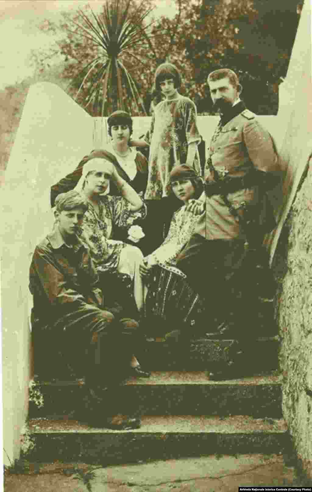 Regele Ferdinand și Regina Maria, împreună cu patru dintre copiii lor, în timpul războiului. Cu puțin timp de terminarea Primului Război Mondial, principele moștenitor Carol I dezertase din armată și fugise cu Zizi Lambrino, o tânără dintr-o familie boierească autohtonă, la Odesa, în teritoriu inamic, orașul fiind ocupat de trupele germane. Era ultima nenorocire care lovise dinastia română. Ferdinand și Maria s-au chinuit teribil să aplaneze scandalul.