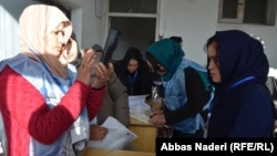 ارشیف، د افغانستان د ولسي جرګې د انتخاباتو لپاره په بامیان ولایت کې د رأیې کارونې د یوه مرکز انځور