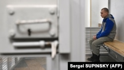 რუსი ჯარისკაცი ვადიმ შიშიმარინი სასამართლო დარბაზში. უკრაინაში მშვიდობიანი მოქალაქის მკვლელობისთვის მას სამუდამო პატიმრობა მიესაჯა. კიევი, 2022 წლის 23 მაისი