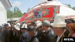 Санжар Кадыралиевди акыркы сапарга узатышууда, 16-апрель, 2009-жыл