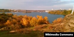 Вид на дамбу «Дніпрогесу» з острова Хортиця