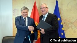 Тышкы иштер министри Эрлан Абдылдаев жана Евробиримдиктин комиссары Невен Мимика келишимге кол койгондон кийин, 16-февраль 2017-жыл.