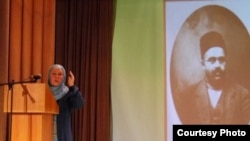 Фәүзия Бәйрәмова Бөгелмә шәһәрендә Һади Атласиның тууына 140 ел тулуга багышланган чарада чыгыш ясый. 2016 ел